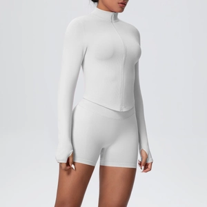 Détail de l'ensemble de yoga gris côtelé avec manches passe-pouce et veste à col montant