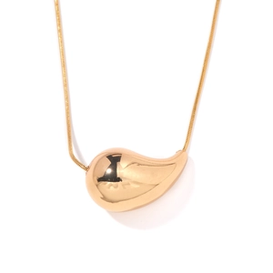 Collier minimaliste en acier inoxydable doré avec pendentif goutte d'eau sur fond blanc