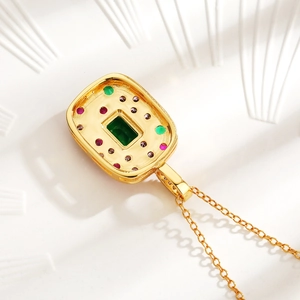 Collana vintage in oro spazzolato con pietra verde taglio smeraldo e pendente in zirconi