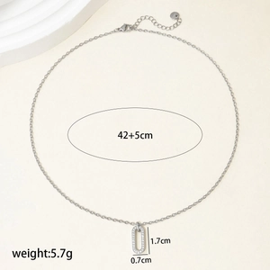 Détail montrant les dimensions du pendentif pavé ovale et la chaîne de 42+5 cm