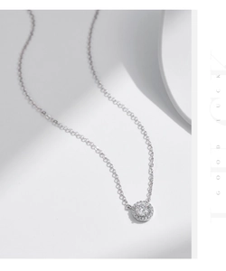Dettaglio del ciondolo in moissanite con incastonatura halo su una collana in argento