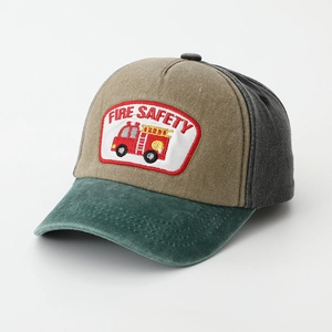 Dettaglio del ricamo camion dei pompieri su cappellino in cotone color-block per bambini