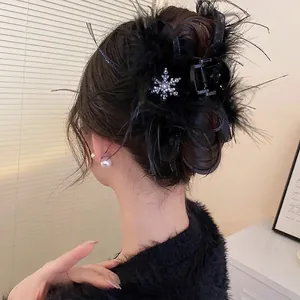 Eleganter Haarklammer mit schwarzen Federn, silberner Diamantschneeflocke und Quasten