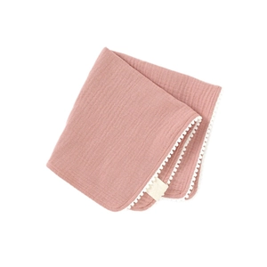 Carré de gaze de coton rose pour bébé avec bordure à pompons blancs et texture douce