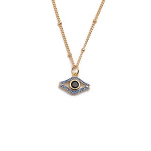 Dettaglio della collana dorata con pendente malocchio e pietre di zircone blu e nere