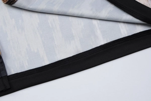 Gros plan de l'ourlet de robe léopard avec bordure noire et coutures précises