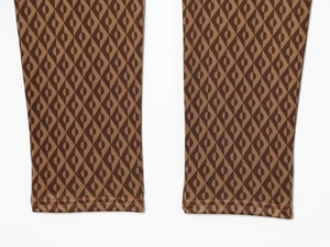 Détail du bas de legging thermique marron foncé avec motifs géométriques rétro