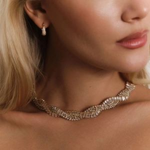 Set collana girocollo a incrocio con strass e orecchini a cerchio in finitura oro