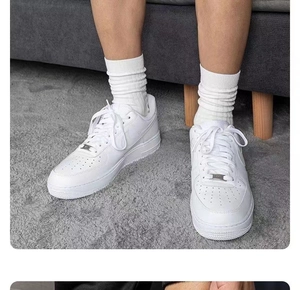 Gros plan de chaussettes blanches portées avec des baskets montrant les bords côtelés