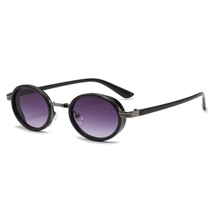 Occhiali da sole steampunk con montatura in metallo e lenti viola sfumate dal look futuristico