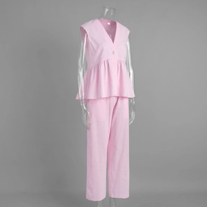Detail eines rosa zweiteiligen Baumwoll-Leinen-Sets mit V-Ausschnitt Schößchen-Top