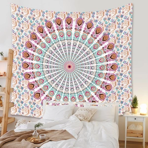 Tapisserie mandala bohème avec motifs floraux roses et violets au-dessus du lit