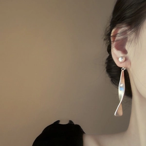 Minimalist matte ripple ribbon earrings with silver needle and white pearl drop for women