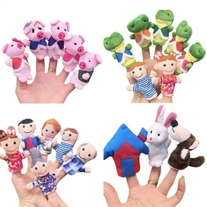 Vue détaillée de marionnettes à doigts en peluche avec personnages familiaux et animaux
