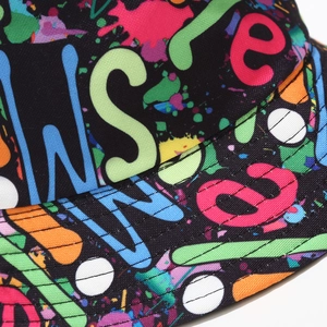 Dettaglio del cappello alla pescatora con stampa graffiti e cuciture sulla tela