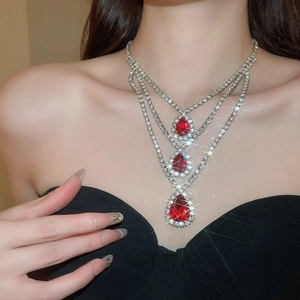 Dettaglio della collana a tre strati con cristalli rossi a goccia e pavé di diamanti