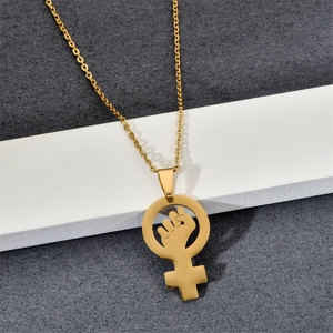 Collier avec pendentif poing féministe en acier inoxydable doré poli sur socle