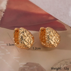 Dettagli degli orecchini a cuore dorati con dimensioni 1,5cm x 1,2cm e finitura lucida