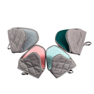 Fish pattern silicone and cotton oven mitts set in four colors with hanging loops