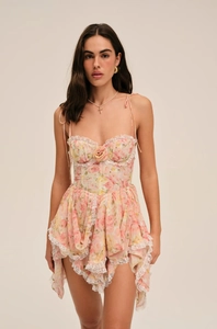 Détail de la robe rose à fleurs avec rose 3D et bordure en dentelle sur le bustier