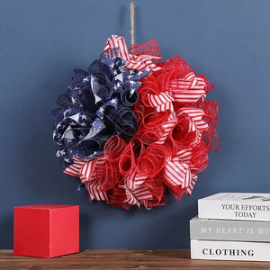 Ghirlanda patriottica con bandiera USA su parete blu per decorazioni festive del 4 luglio