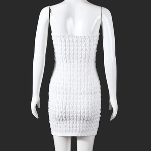 Vue arrière détaillée d'une mini robe blanche bustier avec tissu plissé en 3D