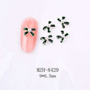 Nahaufnahme grüner Emaille-Schleifen-Nagelschmuck mit Perlen, 9x6,5mm, Modell MZH-8429