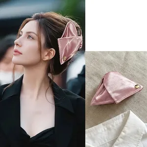 Pince à cheveux triangulaire en satin rose montrée sur modèle et vue détaillée du produit