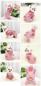 Primer plano detallado del mono rosa de felpa para mascotas con bordado Love y detalles florales