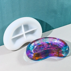 Detalle del molde de silicona y la bandeja de resina de colores en forma de guisante DIY
