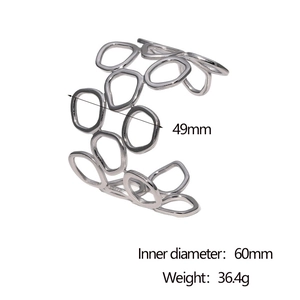 Détails du bracelet jonc argenté évidé de 49 mm de large et 60 mm de diamètre interne