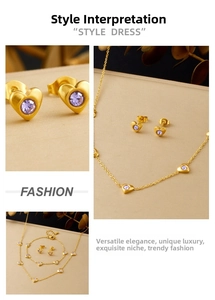 Détail de parure de bijoux cœur dorée avec collier, bracelet et boucles de zircons violets