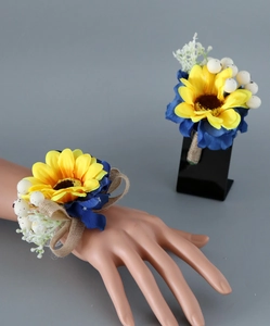 Detailansicht der gelben Sonnenblumen-Ansteckblume und des Armbands für die Hochzeit