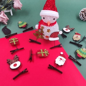 Weihnachts-Haarspangen mit Glitzer, Nikolaus und Rentier auf festlichem Hintergrund