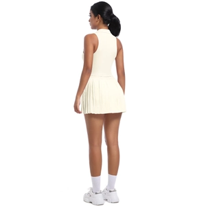 Vue arrière du haut polo sans manches beige et de la jupe plissée pour tennis et gym