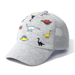Dettaglio cappellino baseball grigio per bambini con dinosauri colorati e rete dietro