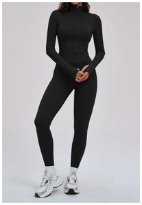 Détail du legging de yoga noir taille haute et veste zippée avec passe-pouces sport