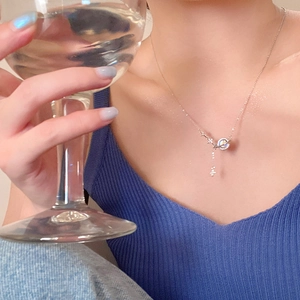 Dettaglio della collana pianeta in acciaio al titanio con gemma lucida e ciondolo a stella