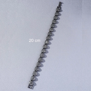 Close-up of hip hop cuban chain with rhinestone heart link and 20cm length indicator