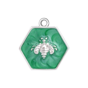 Gros plan détaillé d'un pendentif hexagonal doré avec abeille verte et émail poli