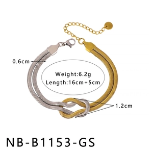 Dettaglio del bracciale a catena serpente bicolore oro e argento con nodo centrale