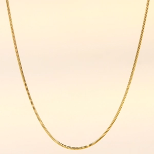 Dettaglio della collana a catena serpente placcata in oro 18K con trama metallica lucida