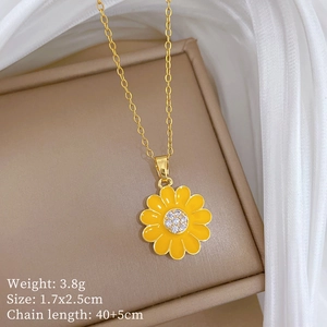 Detail of sunflower necklace with weight 3.8g, size 1.7x2.5cm, and 40+5cm chain length