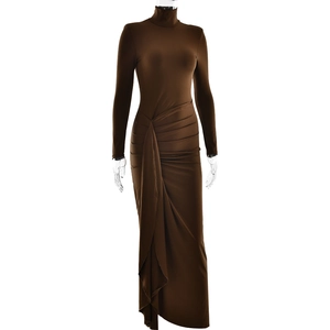 Detailansicht des eleganten Taillenknotens und des Raffdesigns am braunen Maxikleid