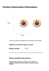 Détail de boucles d'oreilles soleil dorées avec pierre rouge centrale et tiges en argent 925