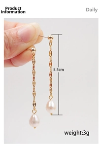 Detail of long tassel earrings with freshwater pearls and 5.5cm gold chains for daily wear