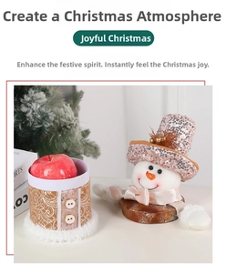 Dettaglio di un pupazzo di neve natalizio e scatola regalo con glitter dorati festivi