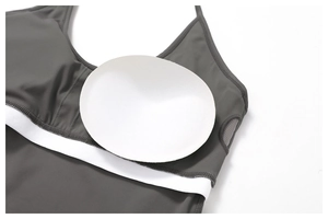 Détail du haut de yoga gris foncé avec doublure en maille respirante et coussinets amovibles