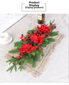 Detail der Weihnachts-Tischdeko mit roten Weihnachtssternen, Tannennadeln und Beeren