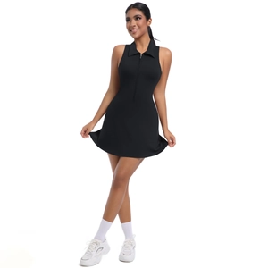 Détail du col polo zippé et de la conception sans manches d'une robe de tennis noire